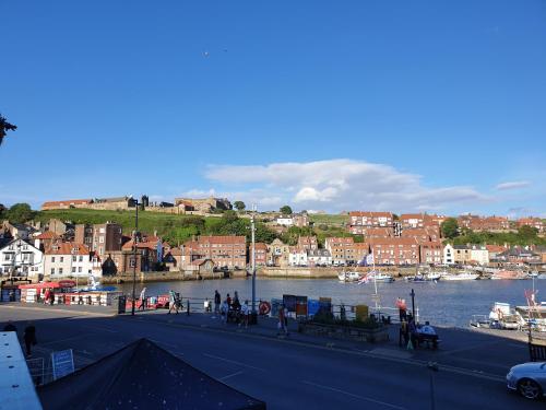 The Whitby Prospect Large Apartment with Stunning Views 2 Mins From Beach