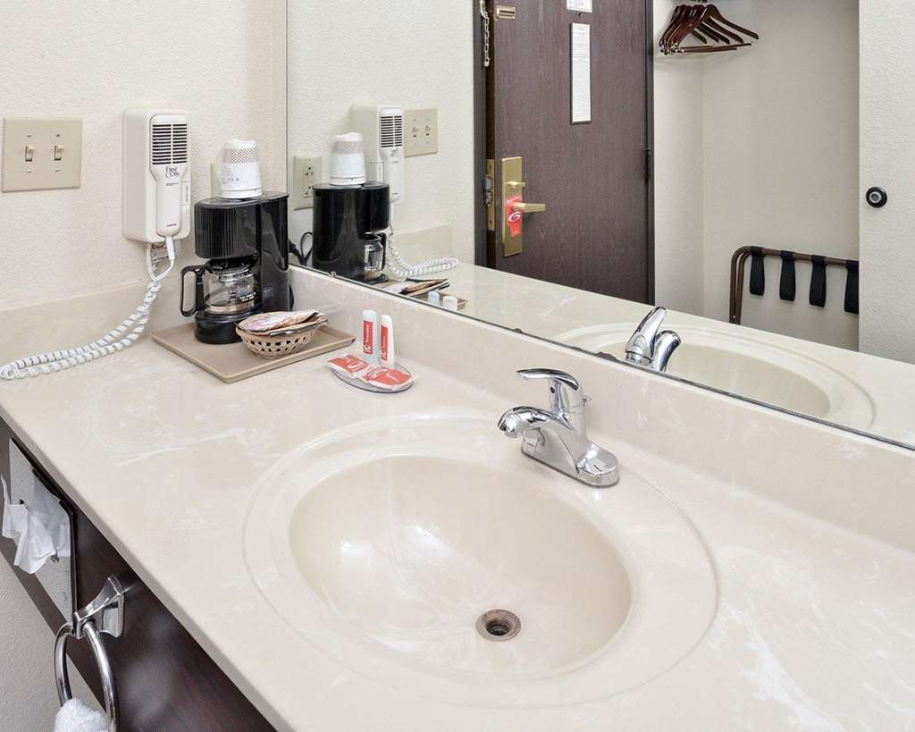 Econo Lodge Inn & Suites Shelbyville - photo 26