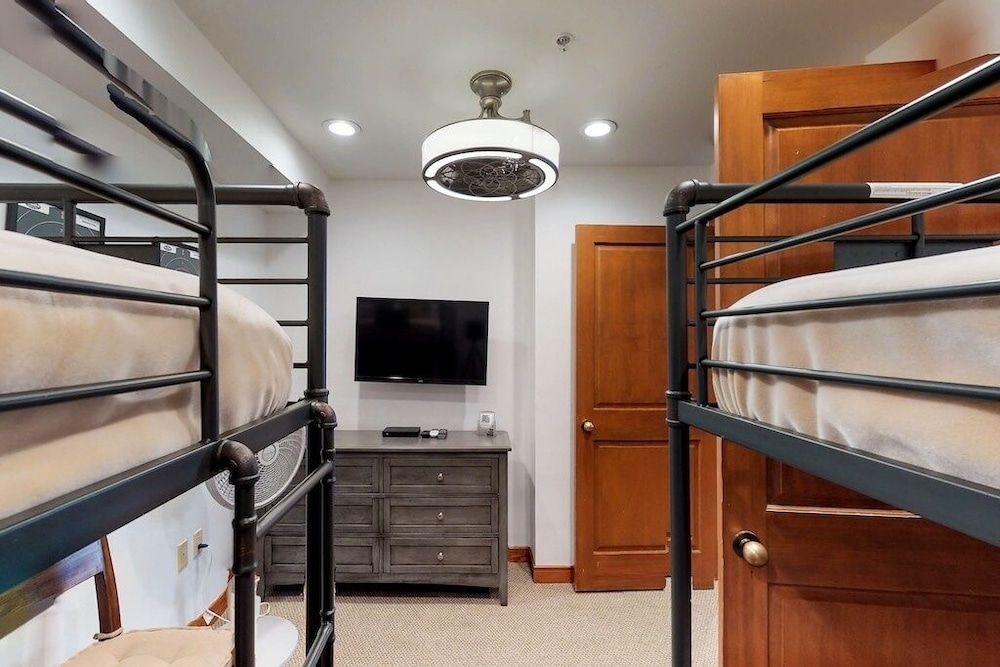 2307 Two Bedroom Den Deluxe Eagle Springs East 2 Hotel Room by RedAwning - photo 2