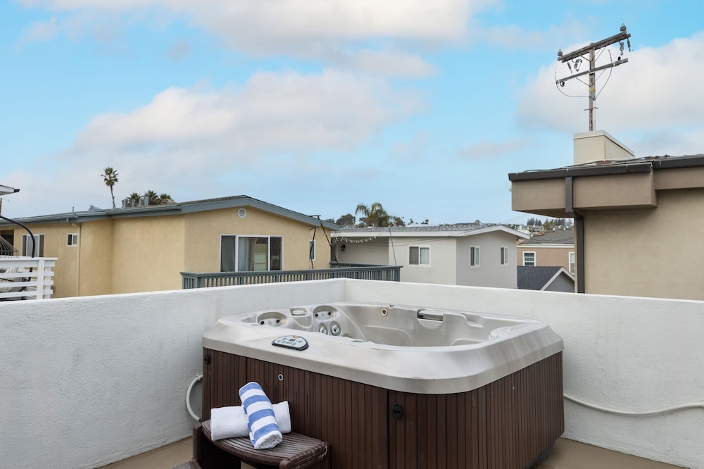 Shelly by Avantstay Steps to the Beach Deck w Ocean Views 5bdr in Newport Beach, United States