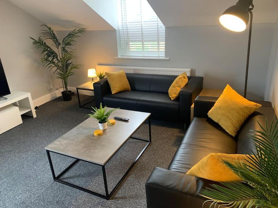Fantastic Large 2 X Bedroom Flat Free Parking — 4-Star Luxury Hotel in Sale, United Kingdom
