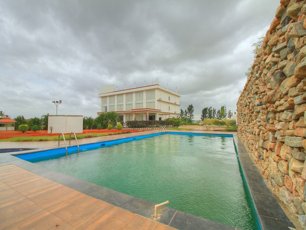 Capital O 16429 New Milestone hotel in Shrirangapattana, India