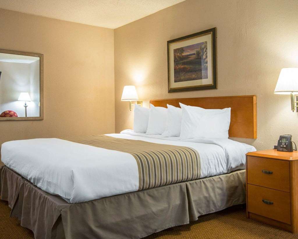Econo Lodge Inn & Suites Columbus near Fort Benning - photo 12