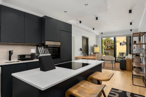Luxury Green Point Apartment with Backup Power — 4-Star Luxury Hotel in Cape Town, South Africa