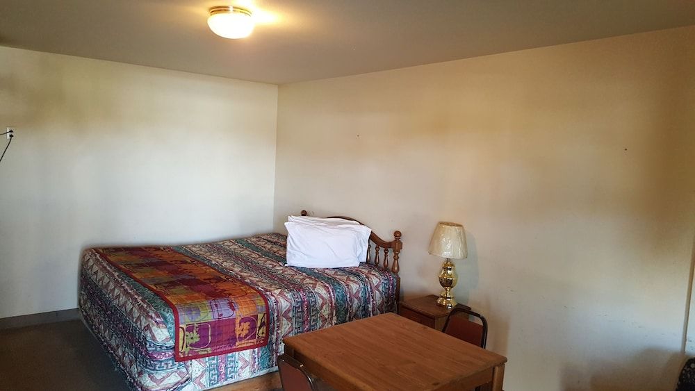 Lazy T Motel - photo 2