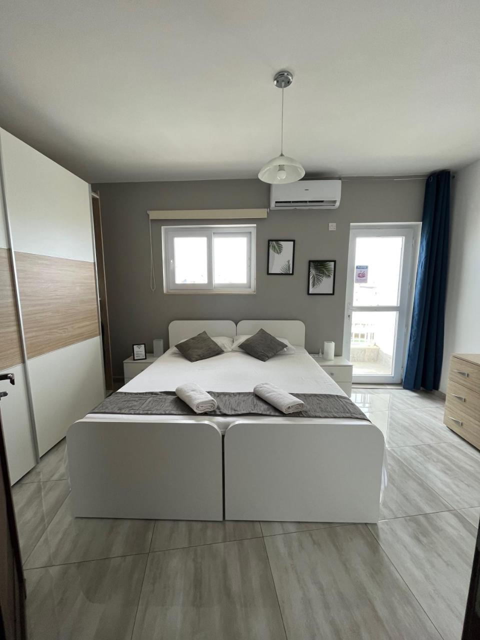 F7 Room 1 Private Double Room with Private Bathroom in Shared Flat in Imsida, Malta