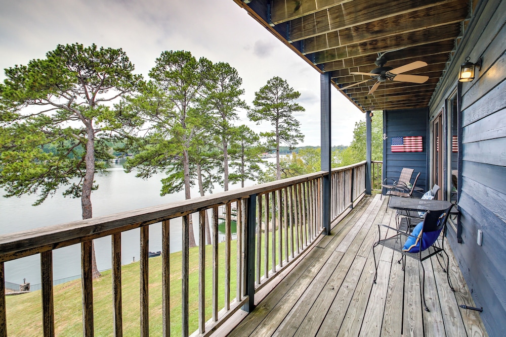 5 Mi to Casino: Waterfront Condo in Hot Springs — hotel near Memorial Field Airport