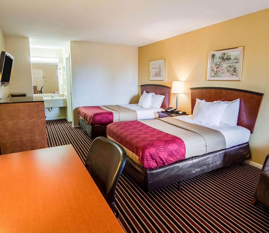 Rodeway Inn & Suites Highway 290 Northwest - photo 12