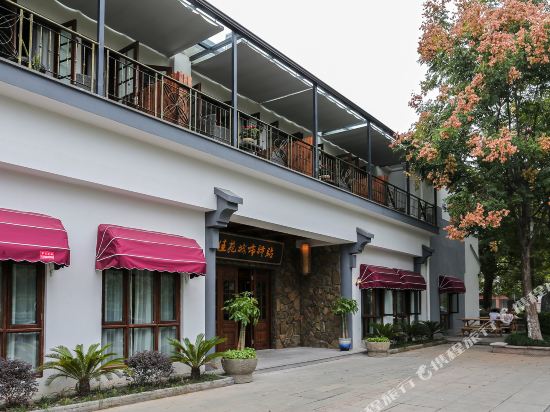 Farm stay jiayuan city courier station in Deqing, People's Republic of China