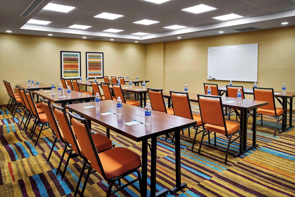 Fairfield Inn & Suites by Marriott Alexandria - photo 16