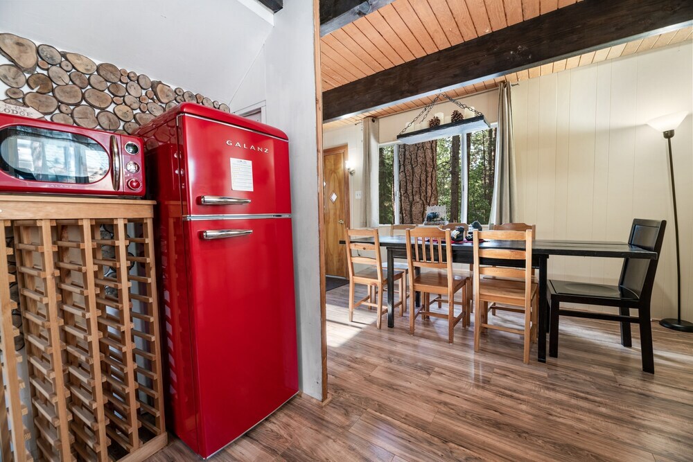 Summit Happy Cabin With Hot Tub High Speed Ev Hookup Close To Slopes — 4-Star Luxury Hotel in Big Bear Lake, United States