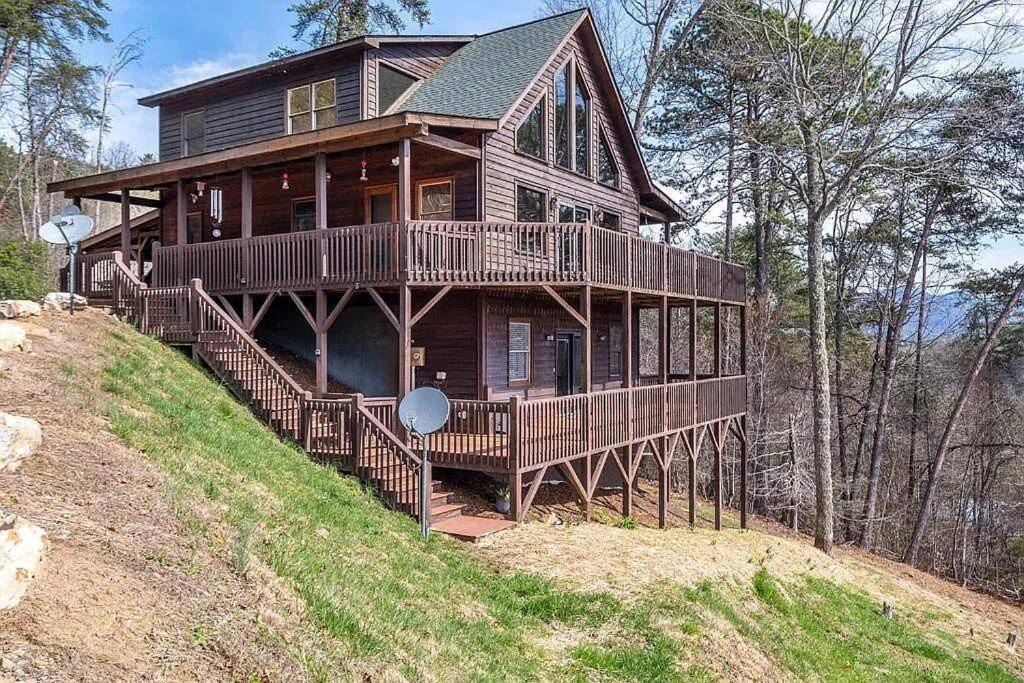 Mistletoe Cabin Private cabin w views Hottub pet friendly — 4-Star Luxury Hotel in Murphy, United States