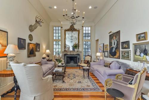 Elegant French Patio Home with Private Pool — 4-Star Luxury Hotel in Houston, United States