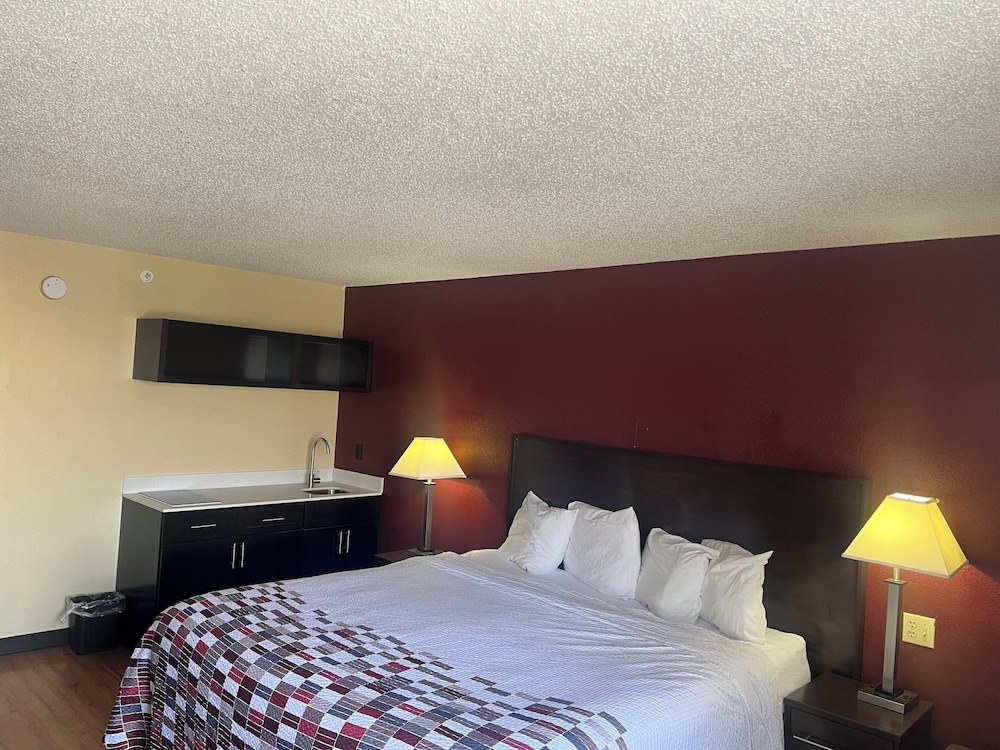 Red Roof Inn & Suites Indianapolis Airport - photo 26