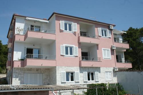 Apartments by the sea Bilo Primosten 3090 — 4-Star Luxury Hotel in Primosten, Croatia