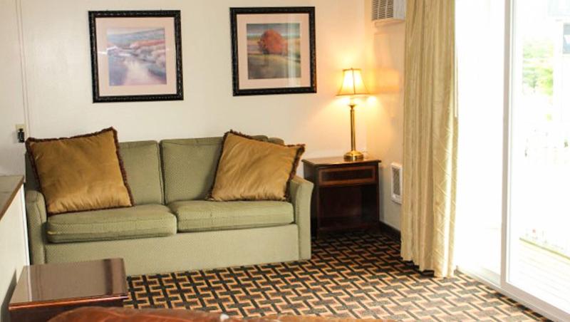 Colonial Inn Ellsworth - photo 60