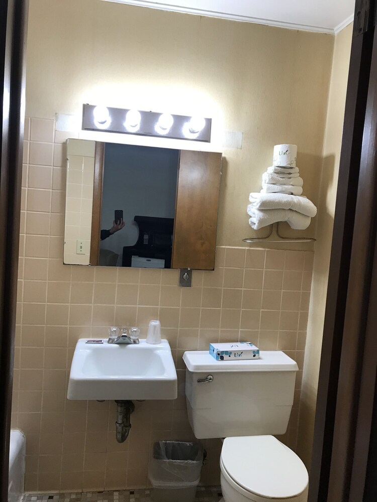 Colonial Inn Dyersville - photo 37