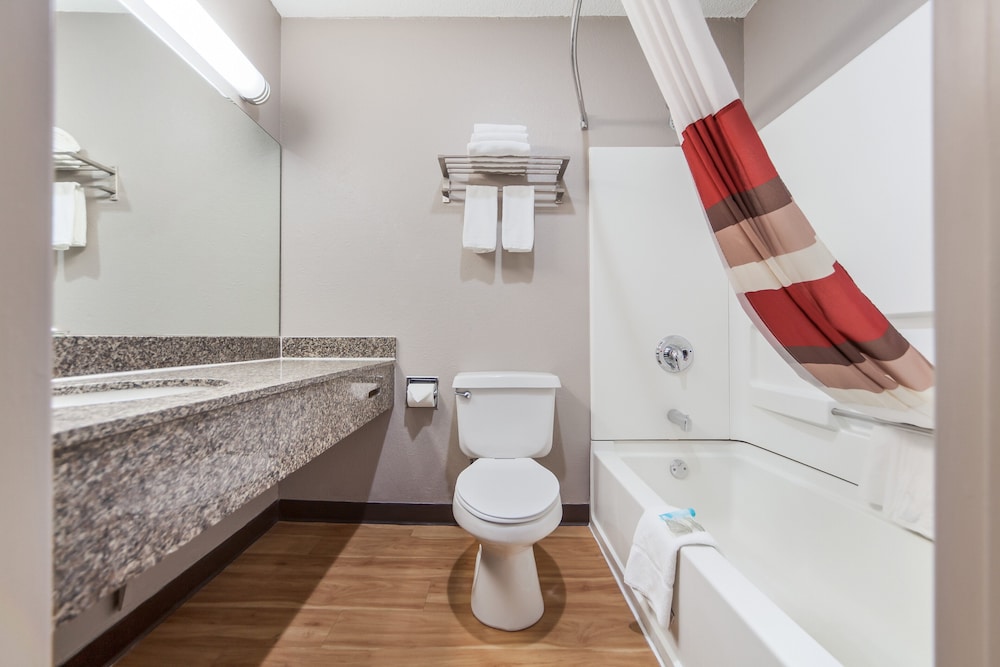 Red Roof Inn & Suites Omaha Council Bluffs - photo 41
