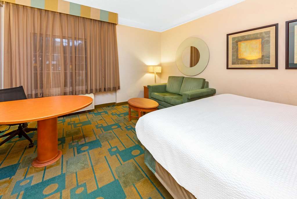 La Quinta Inn & Suites by Wyndham USF - photo 25