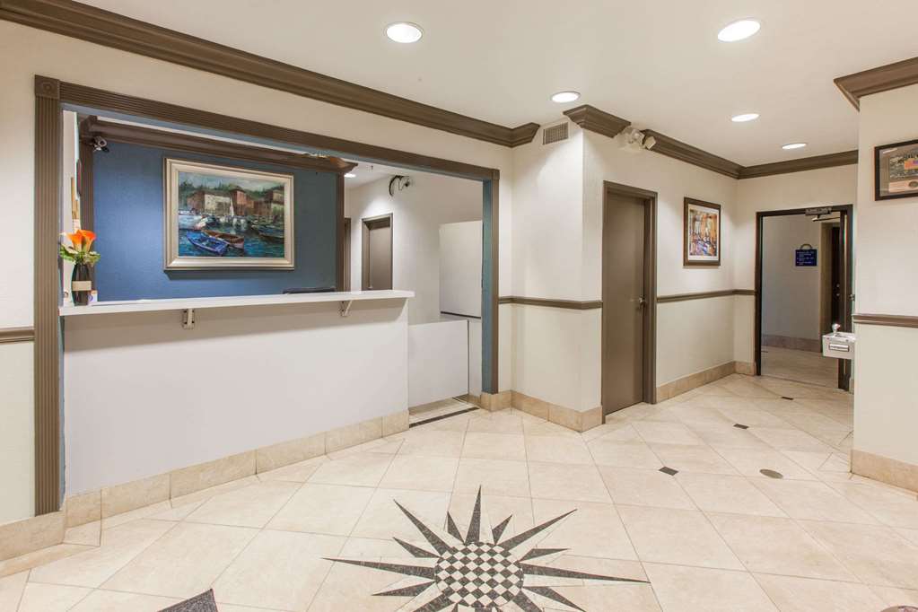 Days Inn & Suites by Wyndham Webster NASA ClearLake Houston - photo 4