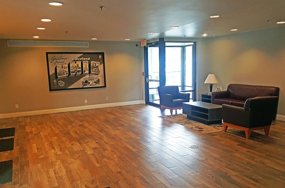 Howard Johnson Inn Cleveland Airport - photo 2