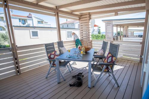 Mali Nordsee Camp DeLuxe Mobilehome — 4-Star Luxury Hotel in Pakostane, Croatia