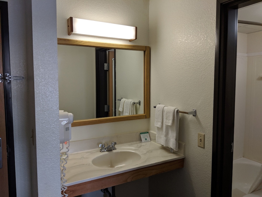 Boarders Inn & Suites by Cobblestone Hotels Ripon - photo 30
