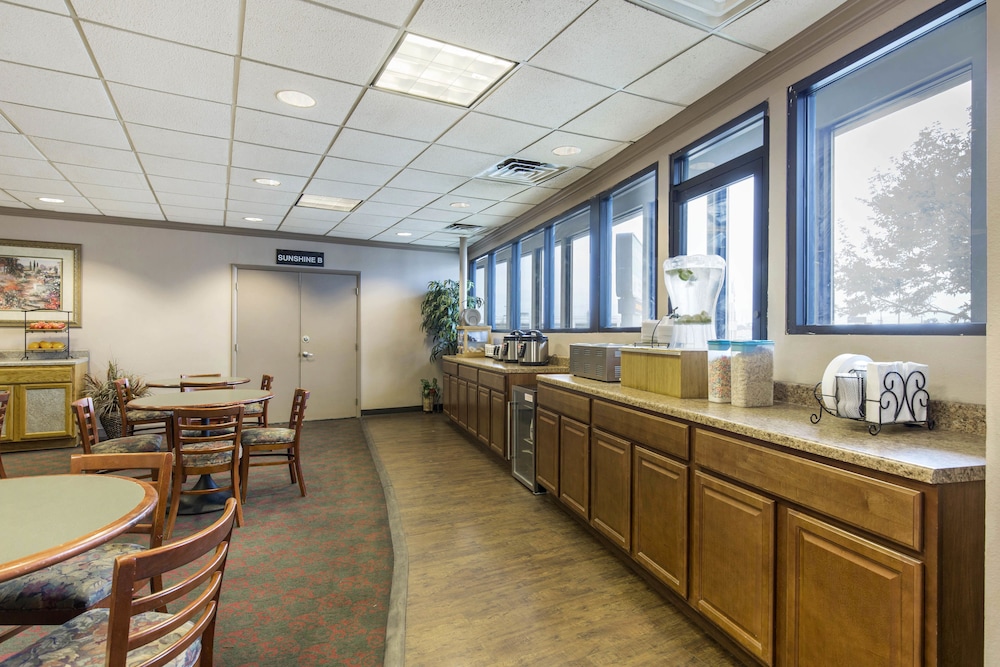 Lamplighter Inn & Suites South - photo 40