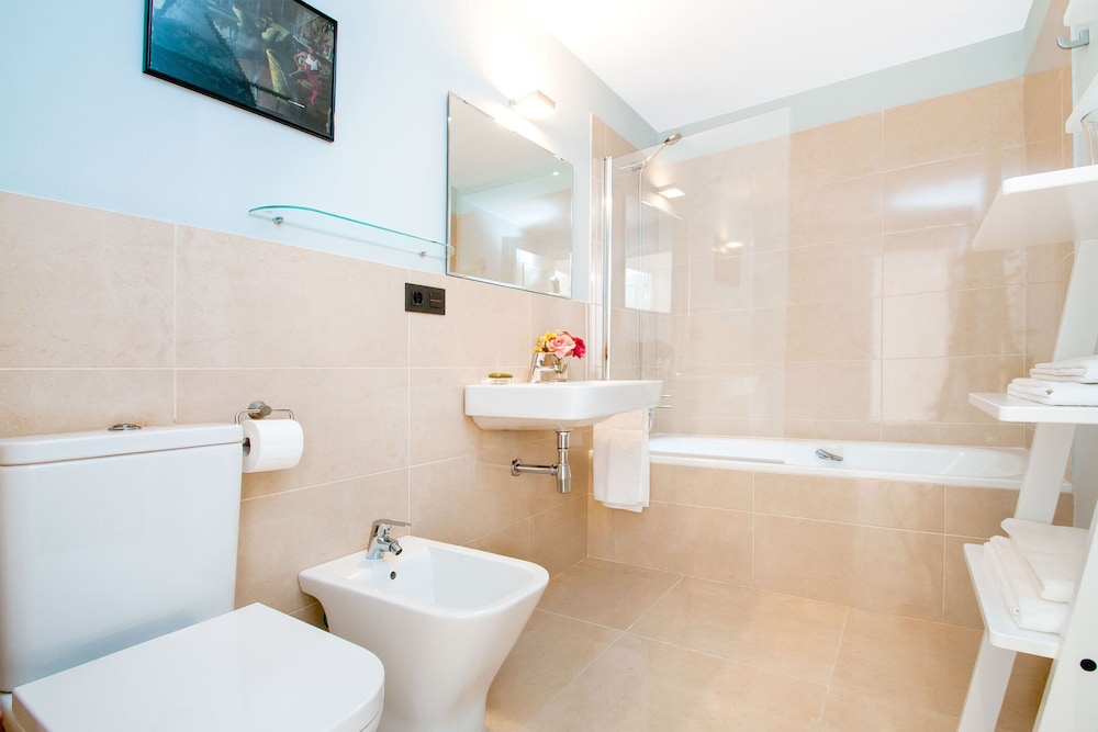 Genteel Home Iris — 4-Star Luxury Hotel in Sevilla, Spain