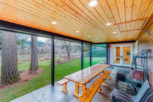 Riverside at the Riverhouse — 4-Star Luxury Hotel in Milwaukie, United States
