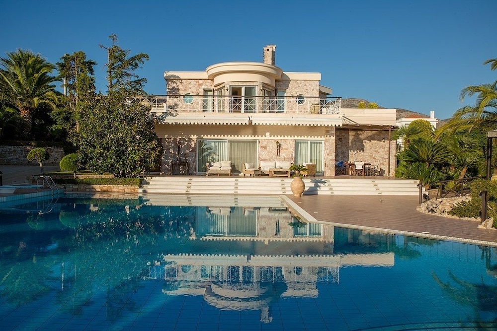 Villa Sparta — 4-Star Luxury Hotel in Kalyvia Thorikou, Greece