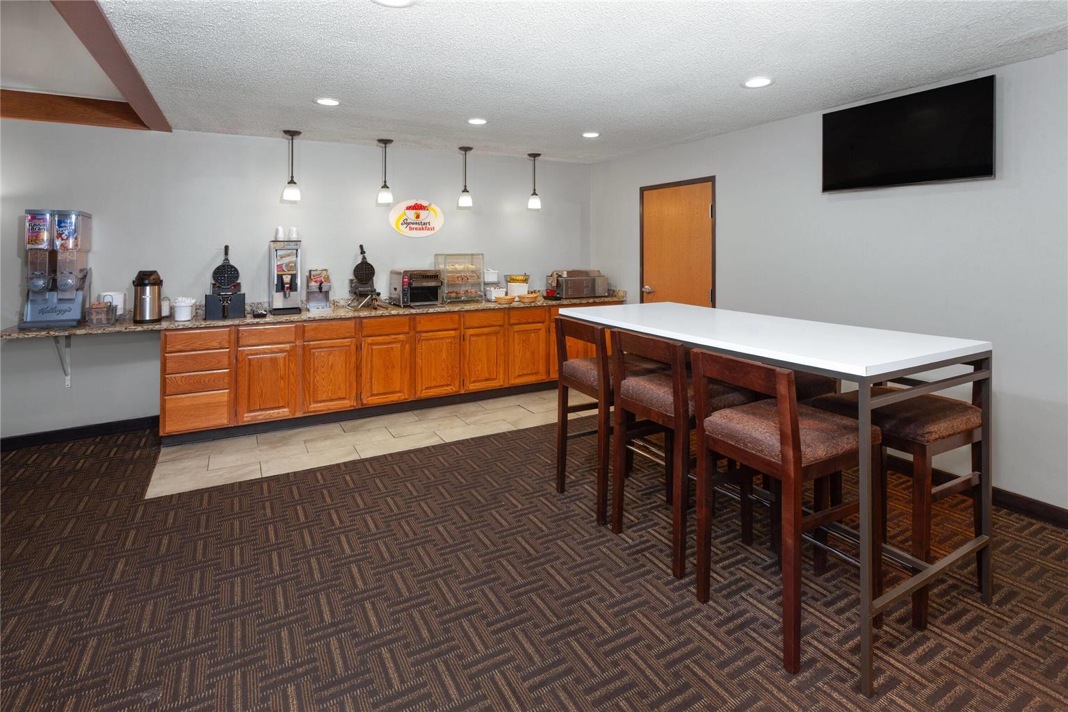 Super 8 by Wyndham Green Bay Near Stadium - photo 31