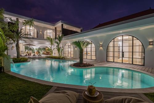 Villa Cebossa by Optimum Bali Walk to Beach Finn's Canggu — 4-Star Luxury Hotel in Canggu, Indonesia