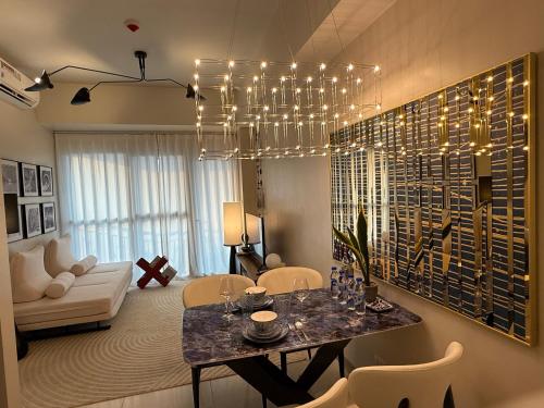 Modern 1BR with Balcony Facing Infinity Pool Manila Bay Sunset Near Airports OKADA Solaire MOA — 4-Star Luxury Hotel in Manila, Philippines