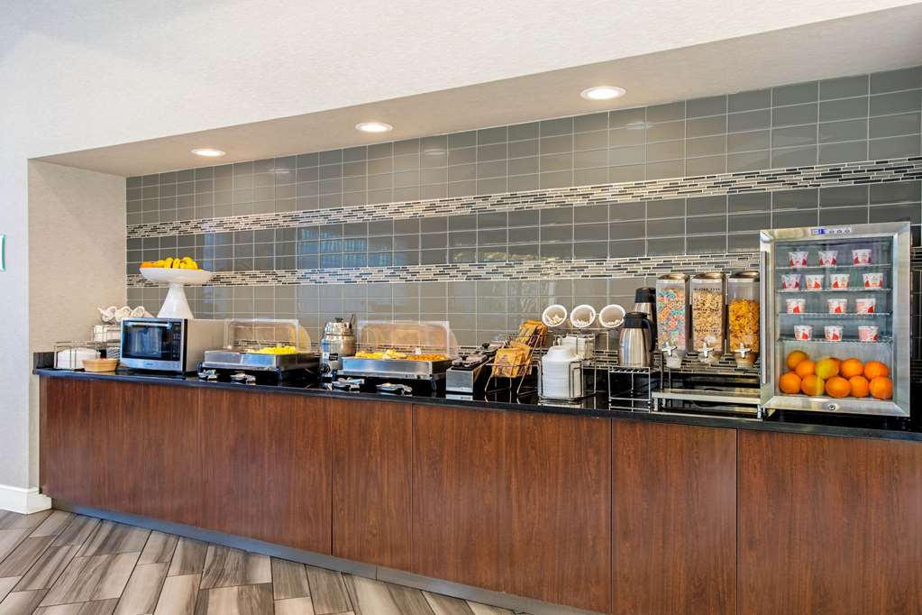La Quinta Inn & Suites by Wyndham Orlando Airport - photo 75