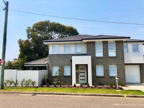 Family Getaway With Large Parent Retreat — Shellharbour