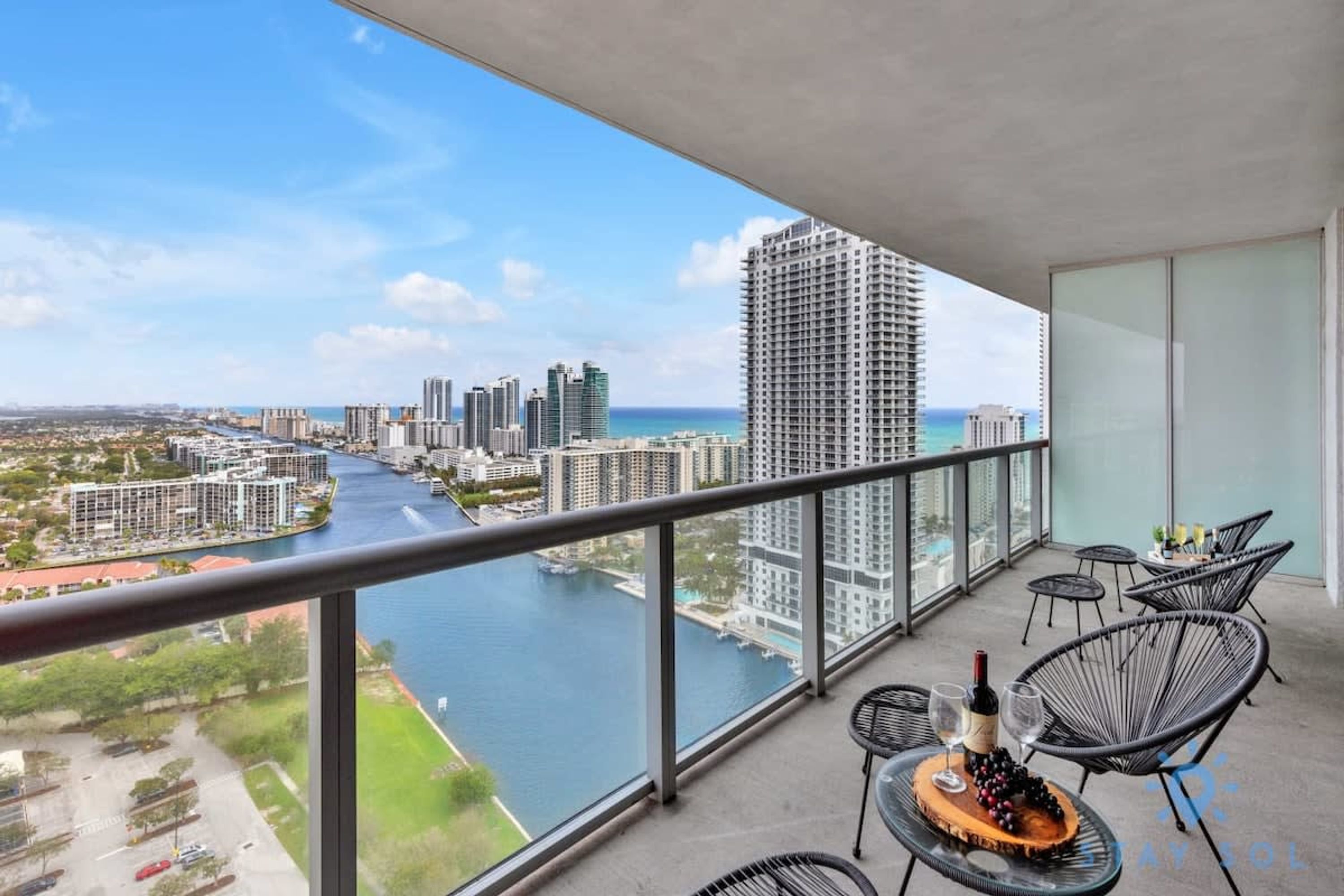 Upper Apartment Pool Gym Near Beach — 4-Star Luxury Hotel in Hallandale Beach, United States