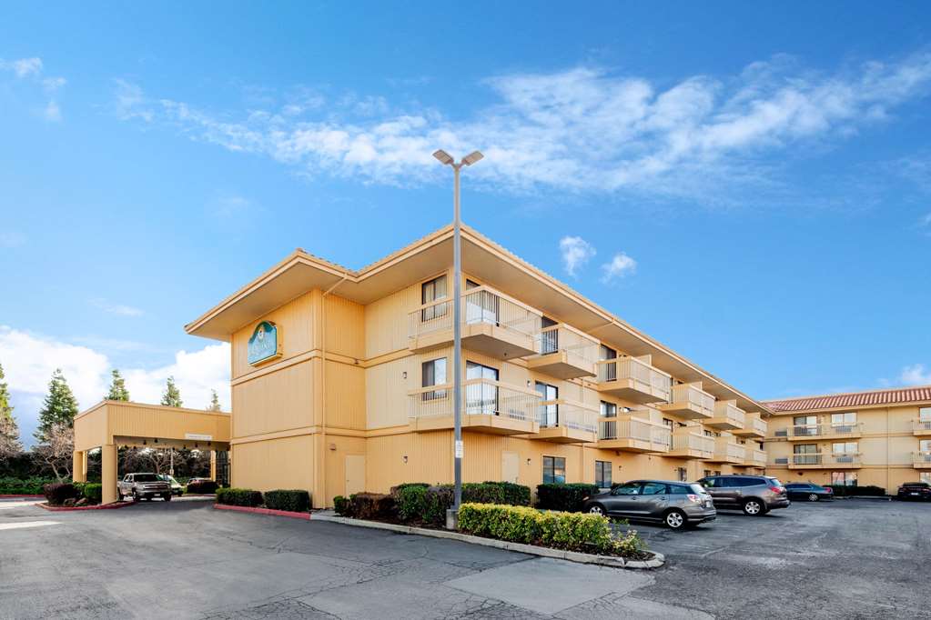 La Quinta Inn & Suites by Wyndham Oakland Hayward - photo 3