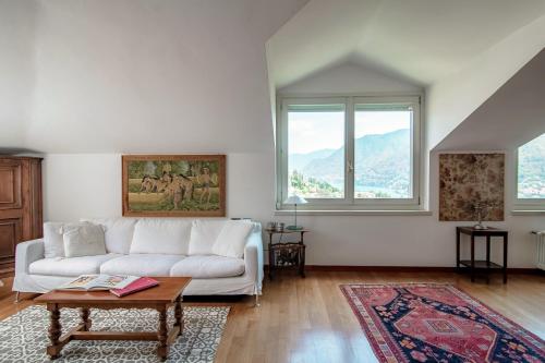 I D'A Charming Penthouse LAKE VIEW Como House 130 mt 2 double bedrooms and 2 double bathrooms a spacious living room Full equipped kitchen Private garden and terrace Private covered parking — 4-Star Luxury Hotel in Como, Italy