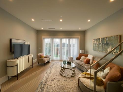 Four bedrooms New Lovely Duplex House 1628 — 4-Star Luxury Hotel in Vancouver, Canada
