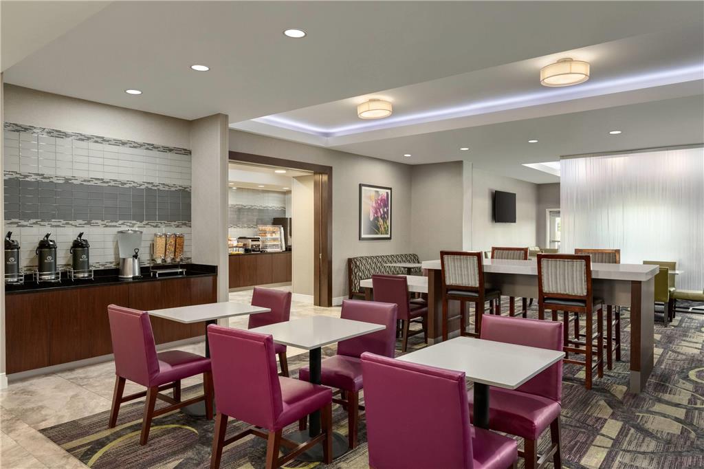La Quinta Inn & Suites by Wyndham Arlington North 6 Flags Dr - photo 39