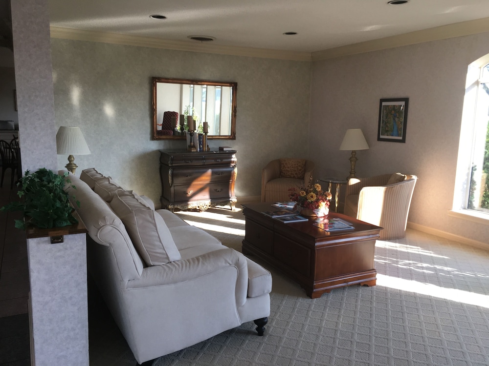 Ambassador Inn And Suites - photo 21