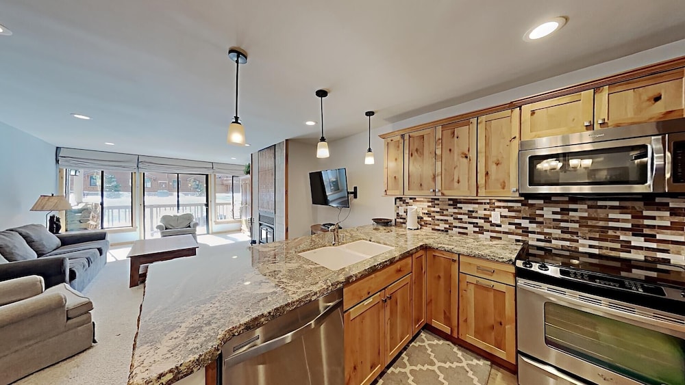 Stay mountainside One Bedroom Condo Just Steps to the Mountain and 1 Mile to the Village at Mammoth by RedAwning — 4-Star Luxury Hotel in Mammoth Lakes, United States