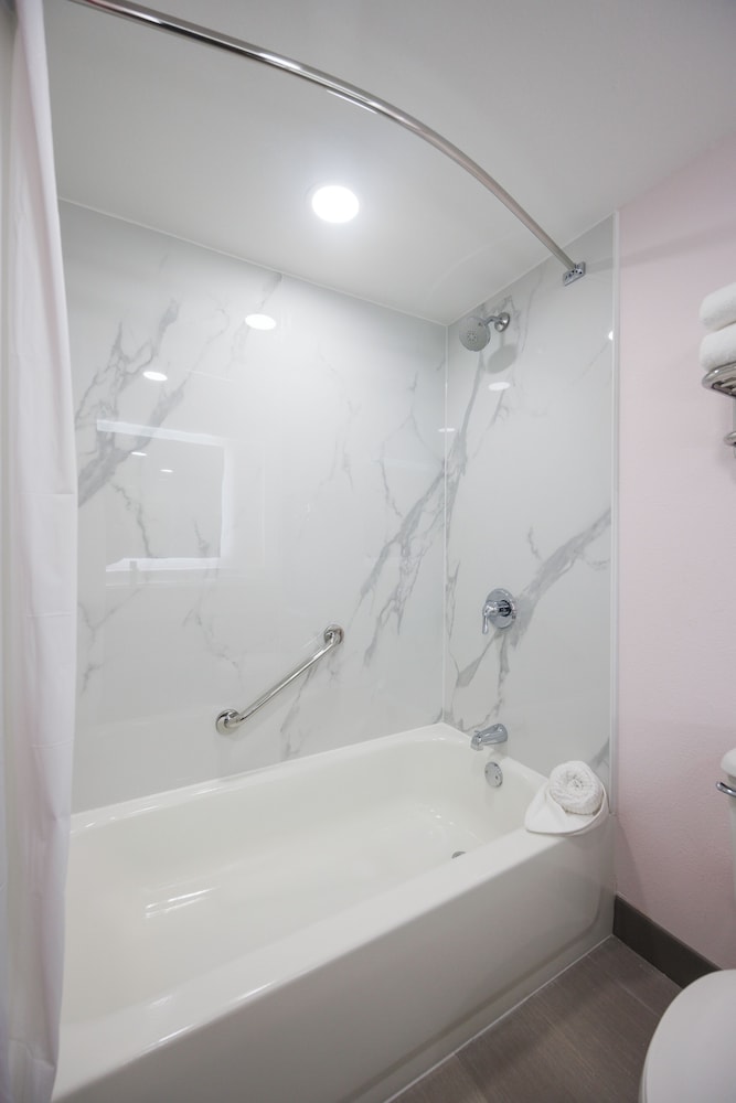 B&B Hotel Miami Airport - photo 15
