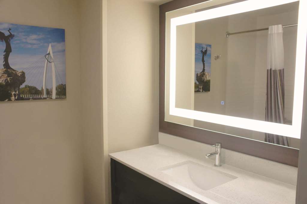 La Quinta Inn & Suites by Wyndham Wichita Airport - photo 6