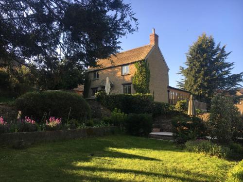 Hollyhock House — 4-Star Luxury Hotel in Stonesfield, United Kingdom