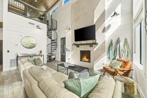 New Hgtv Cabin: Hot Tub Bbq Firepit Sleeps 10 — 4-Star Luxury Hotel in Broken Bow, United States