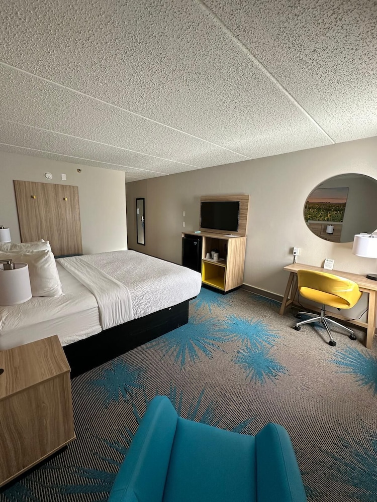 Days Inn by Wyndham Mandan Bismarck Area - photo 19