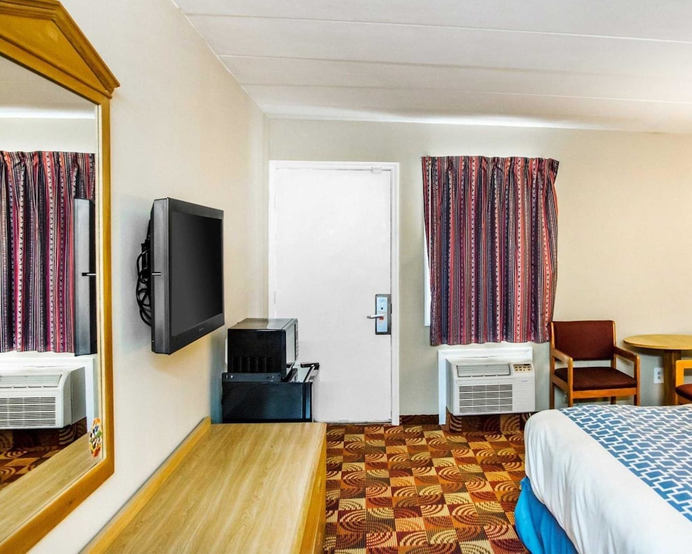 Econo Lodge Franklin Springboro - photo 5