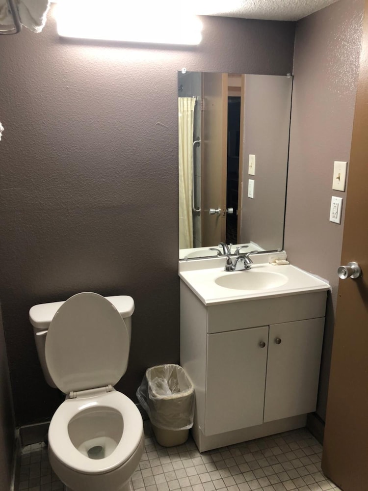 Economy Inn North Randall - photo 31